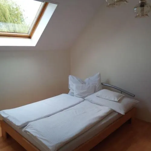 Strandi Apartmanok- Levente アパート *